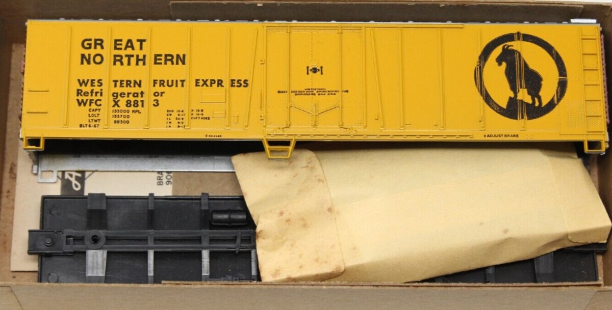 Athearn 1634 HO Scale Great Northern 50 Ft O/B Reefer # 8813 Kit