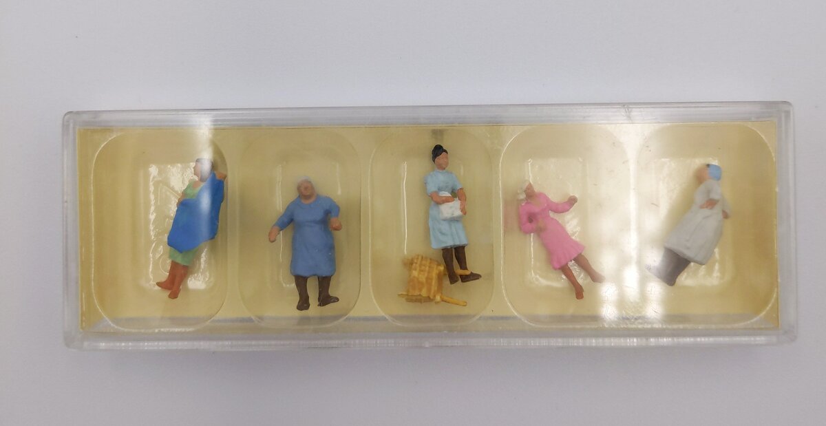 Vollmer 2252 HO Vintage Townspeople Working Women