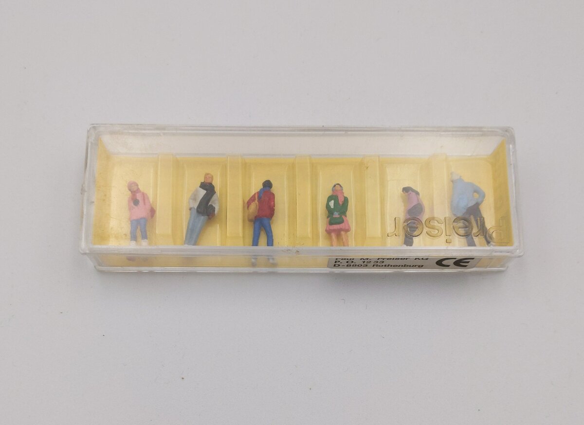 Preiser 0188 HO Youth Townspeople Dressed for Winter Set of 6