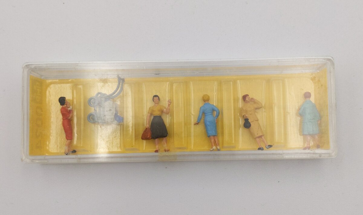 Preiser 0024 HO Townspeople Women and Baby Buggy Set of 6