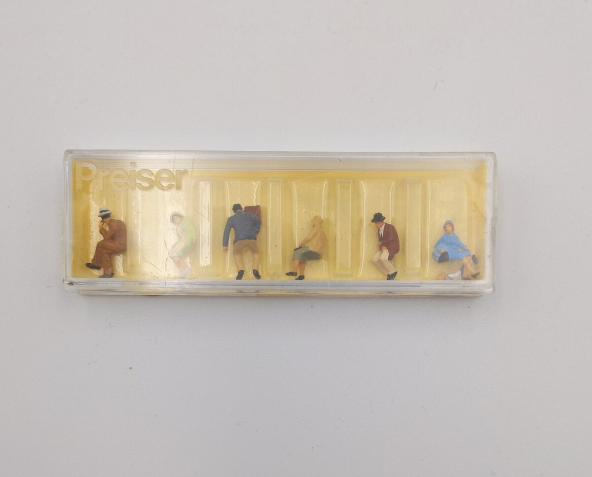 Preiser 0144 HO Scale Sitting Townspeople Painted Figures (Set of 7)
