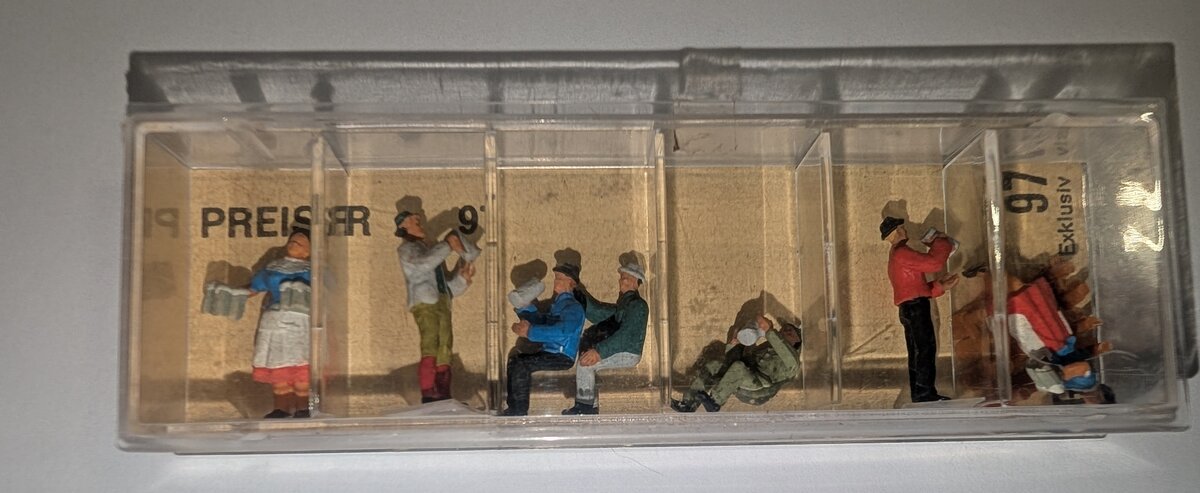 Preiser 0097 HO Scale German Barmaids & Patrons Figure Set