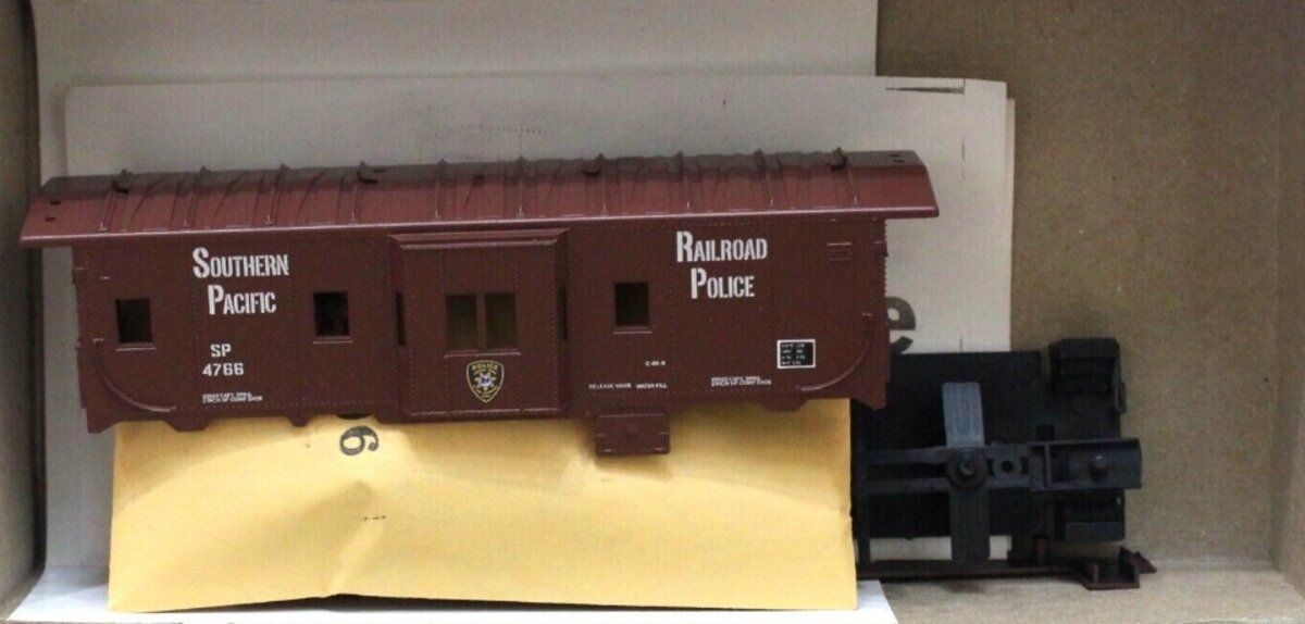 Athearn 2290 HO Bev-Bel/C.C. SP Railroad Police Bay Window Caboose # 4766 Kit