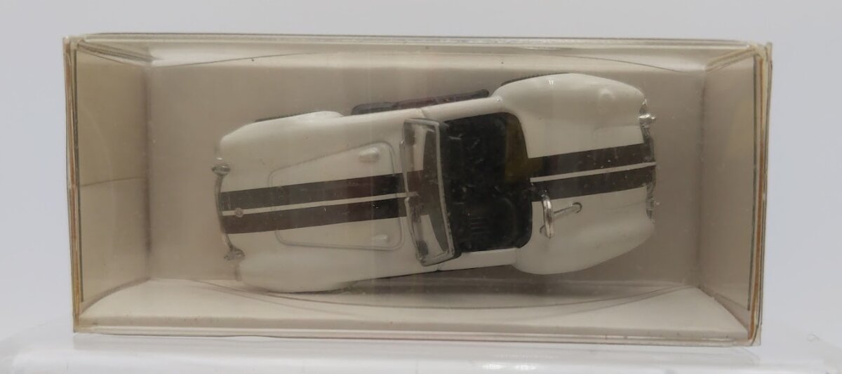 Wiking 819 02 24 1:87 Scale White W/Black Stripes Chevrolet Corvette Car