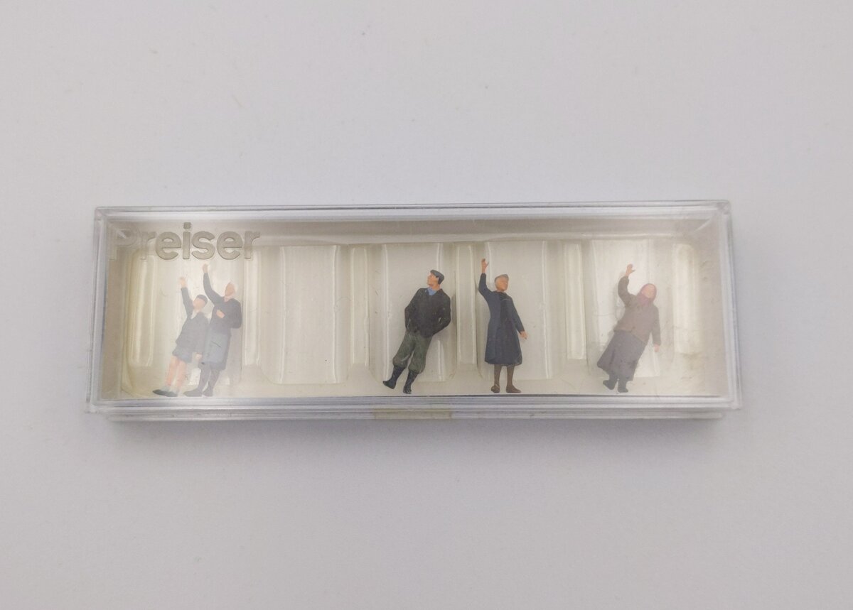 Preiser 16800 1:87 Civilians waving at the roadside