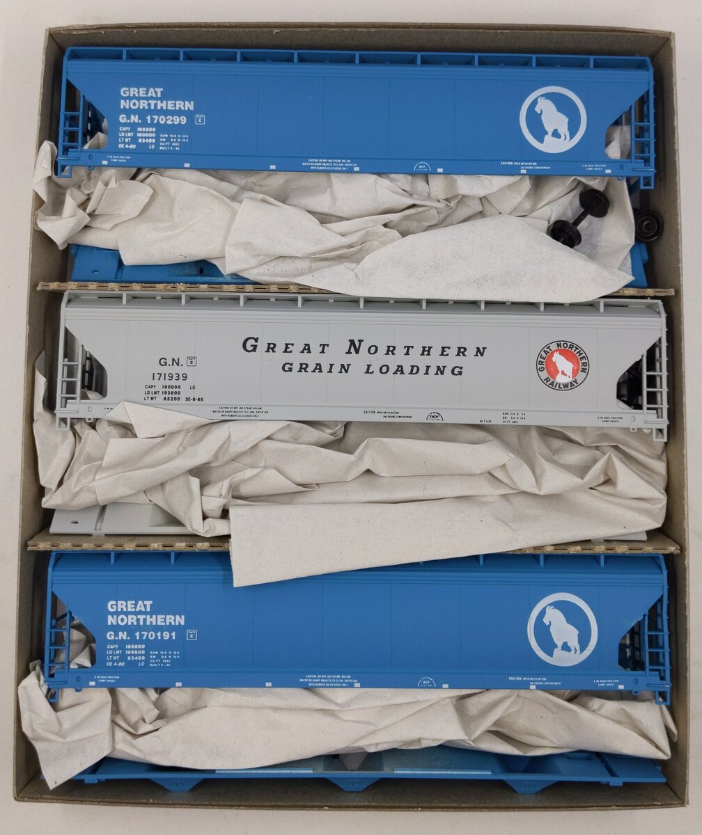 Accurail 3331 HO Scale Great Northern ACF 3-Bay Hoppers 3-Number Set