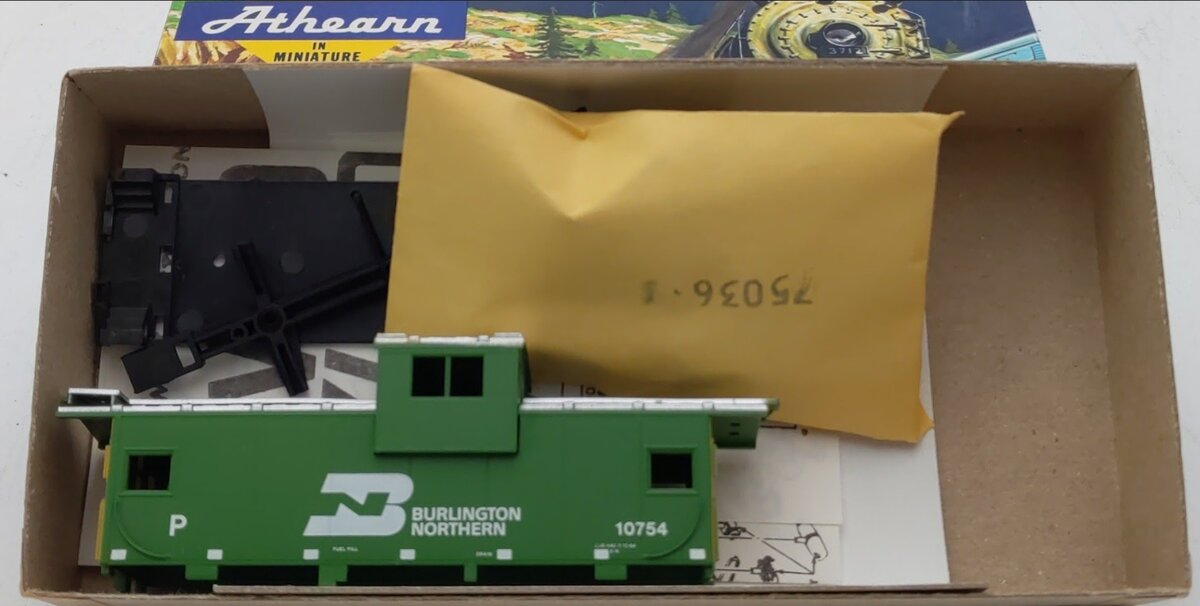 Athearn 5381 HO Scale Burlington Northern Caboose # 10754 Kit