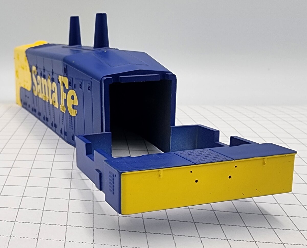 S-Helper 653-01-01-SF Blue/Yellow Santa Fe #2432 Switcher Body Shell without Cab