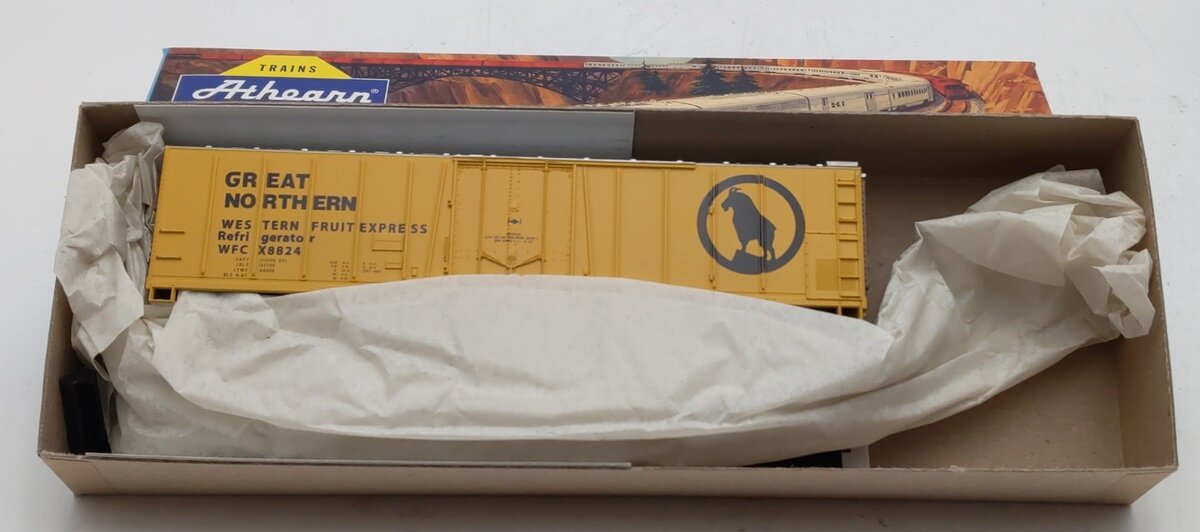Athearn 1634 HO Scale Great Northern 50 Ft Outside Braced Reefer # 8824 Kit