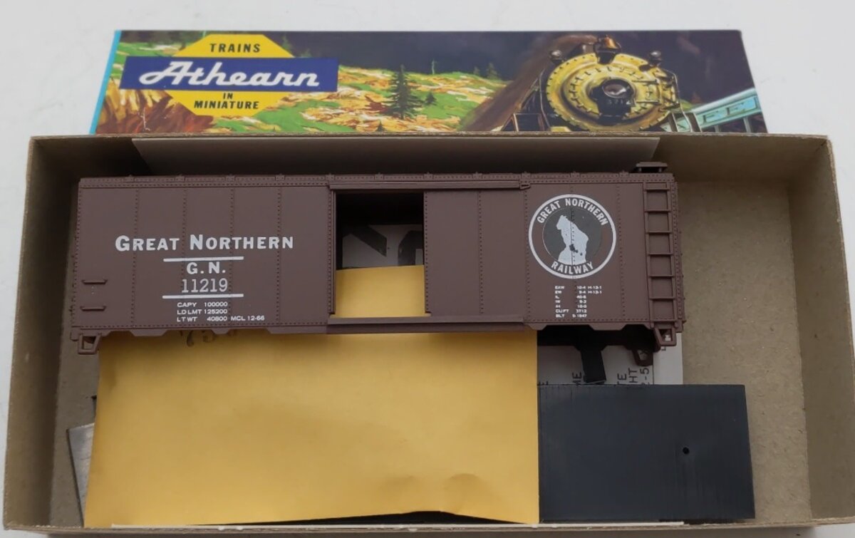 Athearn 3-1006 HO English's Supply Great Northern 40' Box Car # 11219 Kit