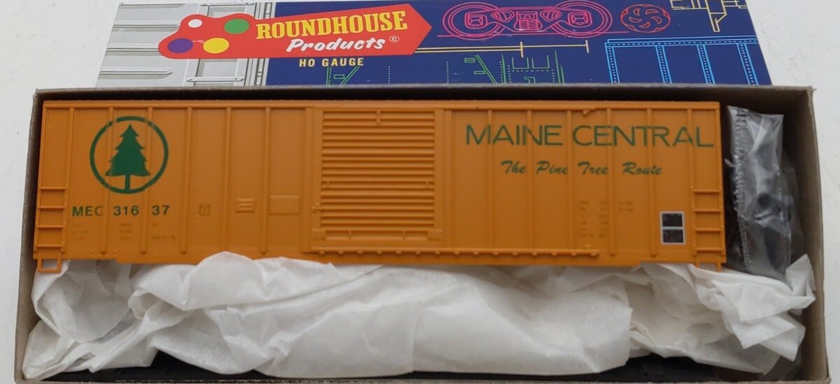 Roundhouse 1952 HO Scale Maine Central 50' FMC Single Door Boxcar # 31637 Kit