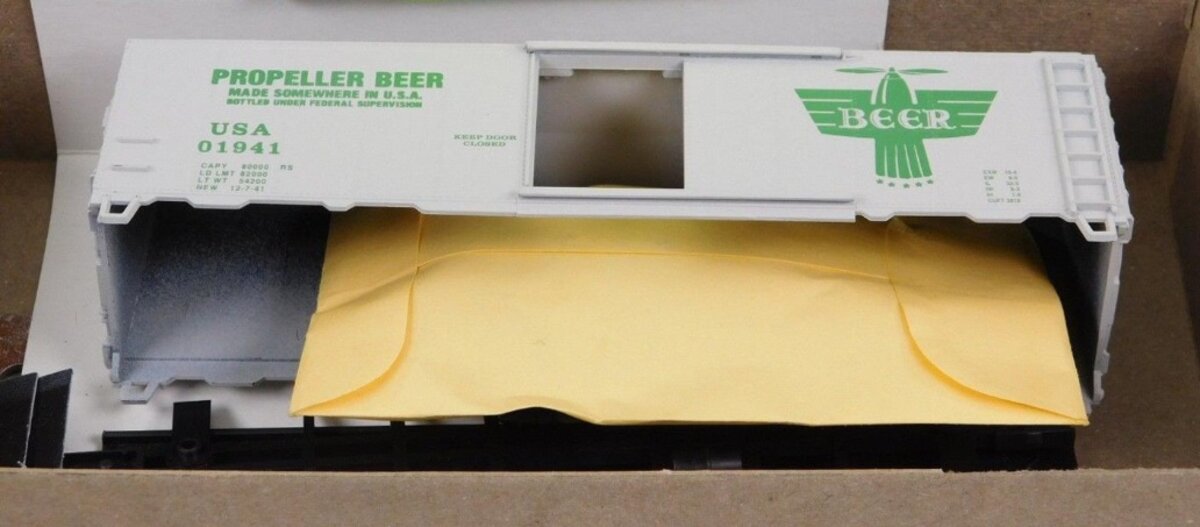 Athearn 01941 HO Scale USA Propeller Beer Navy 40' Box Car Kit