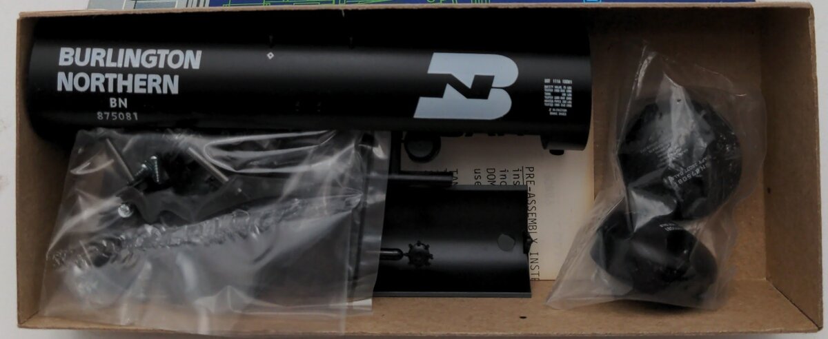 Roundhouse 1376 HO Burlington Northern 50' Tank Car # 875081 Kit