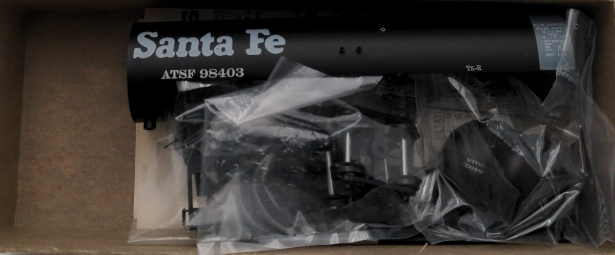 Roundhouse 1372 HO Santa Fe 50'''' Tank Car Road Number 98403 Kit