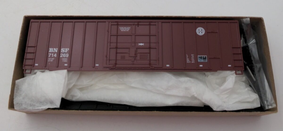 Roundhouse 3630 HO BNSF 50'''' FMC Plug Door Boxcar # 714269 Kit