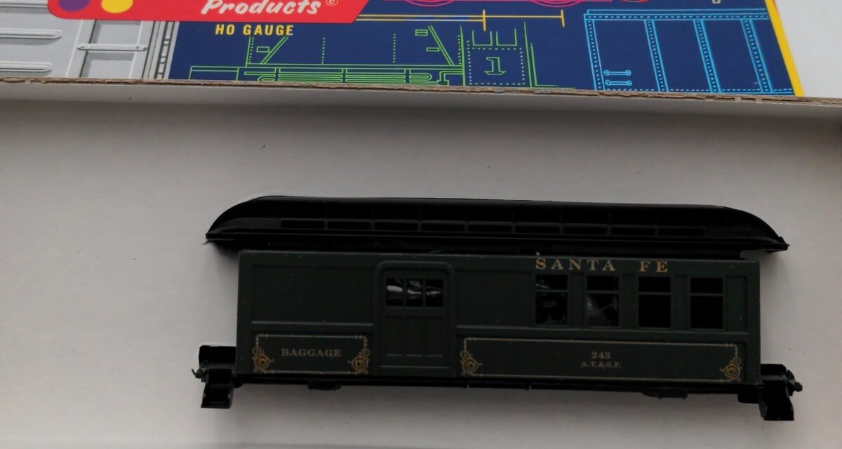 Roundhouse 3793 HO Scale Santa Fe Overton Combine Baggage Car # 243 Kit