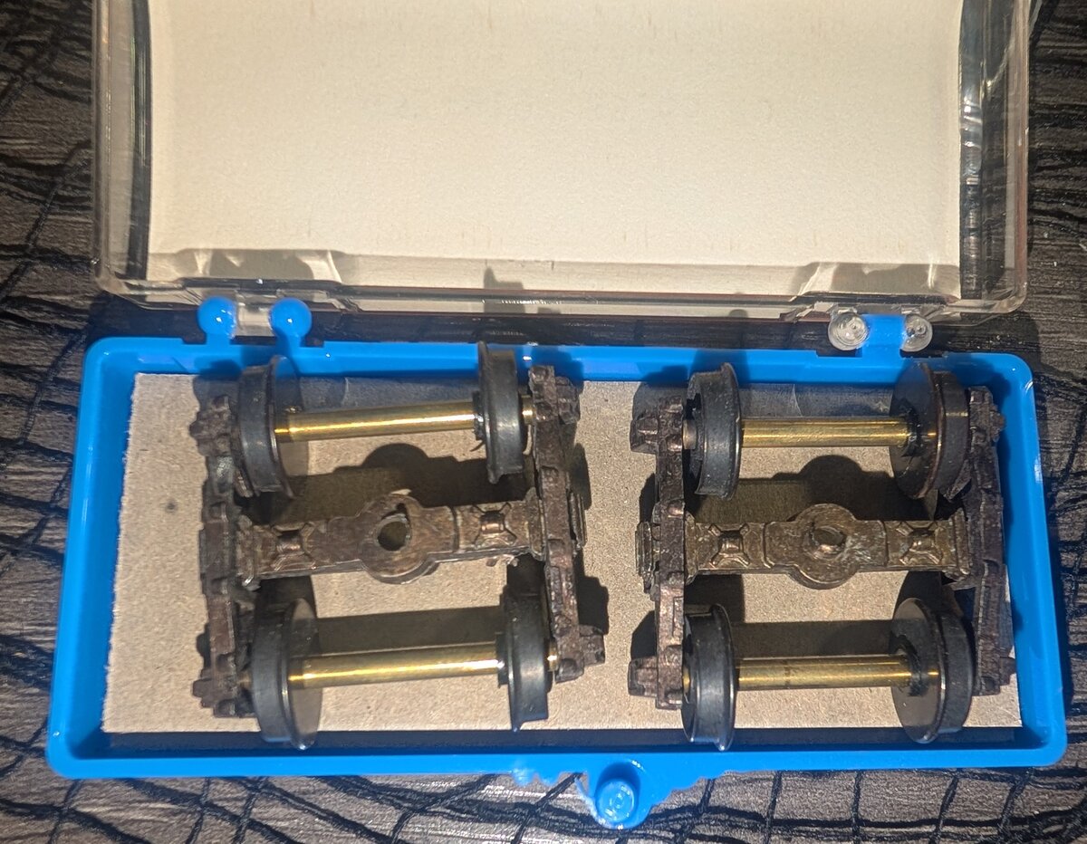 Walthers 933-819 HO Arch Bar Metal Trucks (Set of 2)
