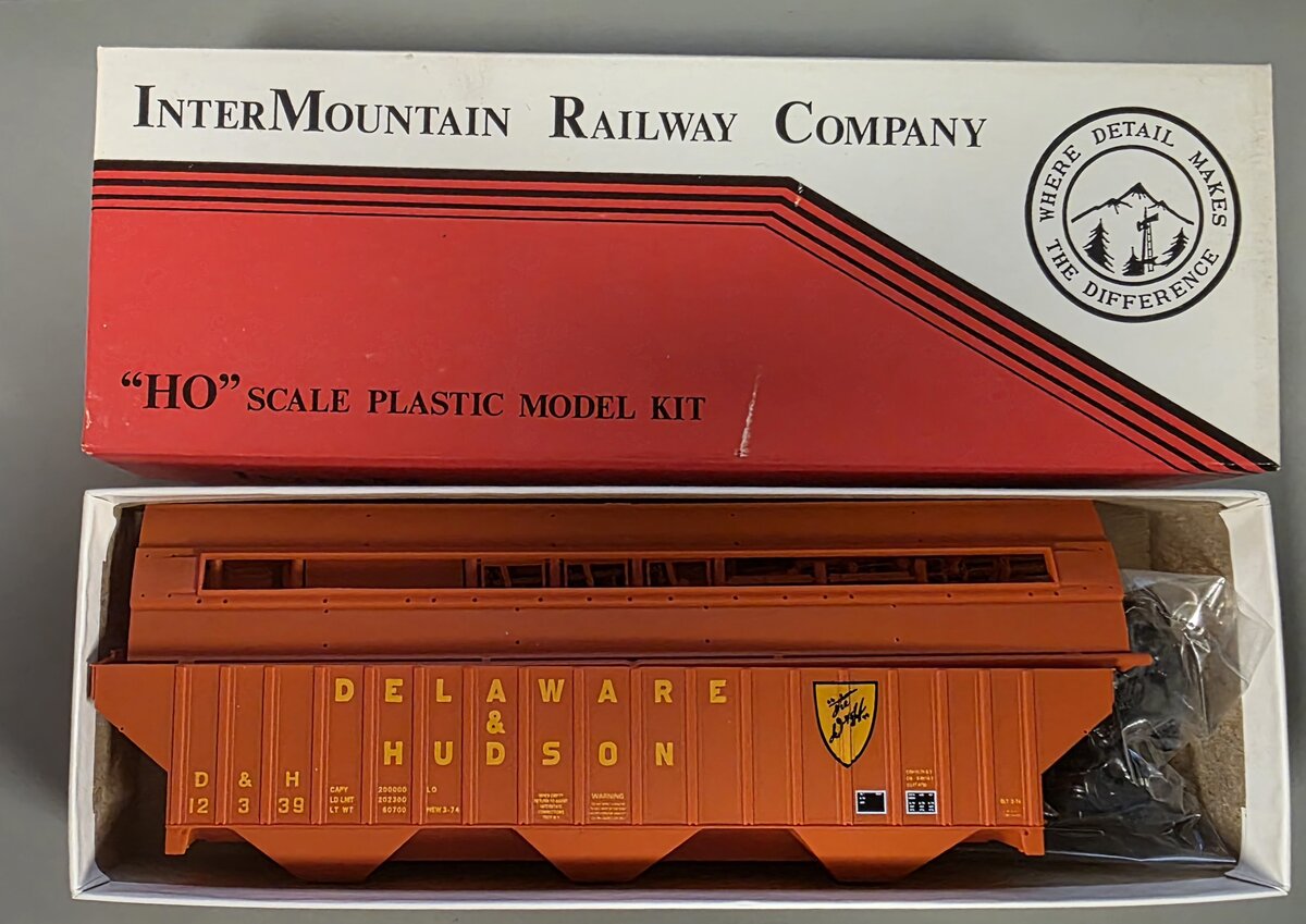 Plano #10828 HO Scale 4750 Cu.ft. Cvd Hopper – Trinity Style Bolster Side Plates