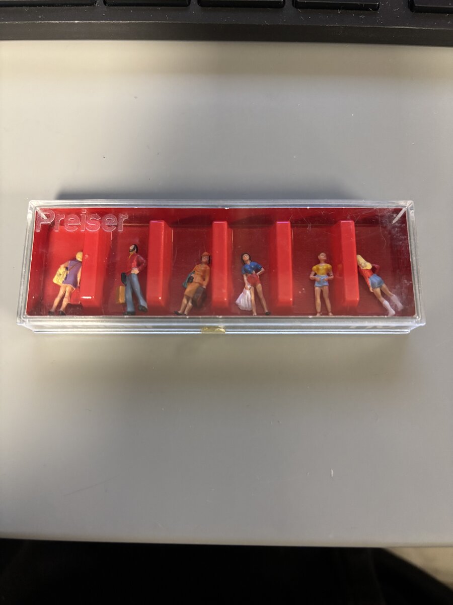 Preiser 10123 HO Passengers & Teenagers 1:87