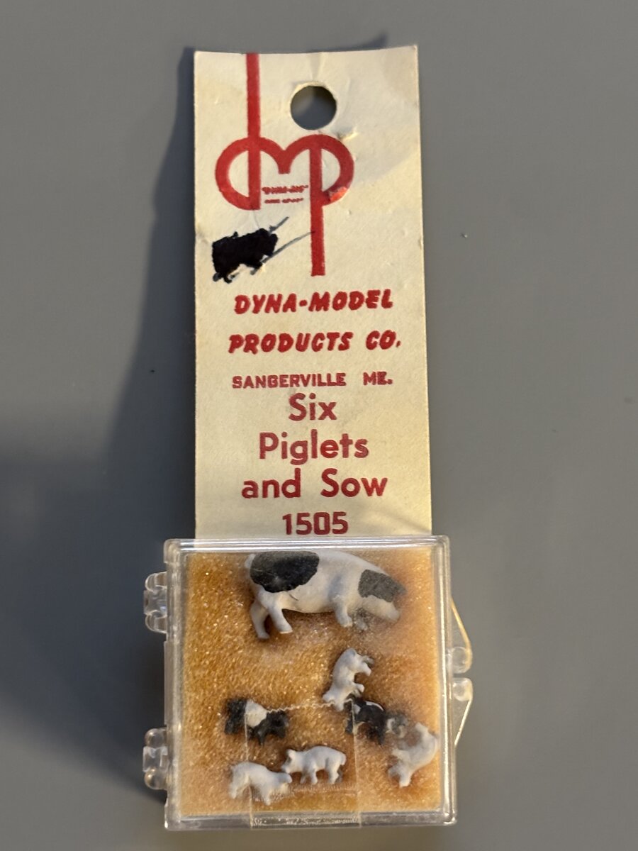 Dyna-Model 1505 HO Six Piglets And Sow