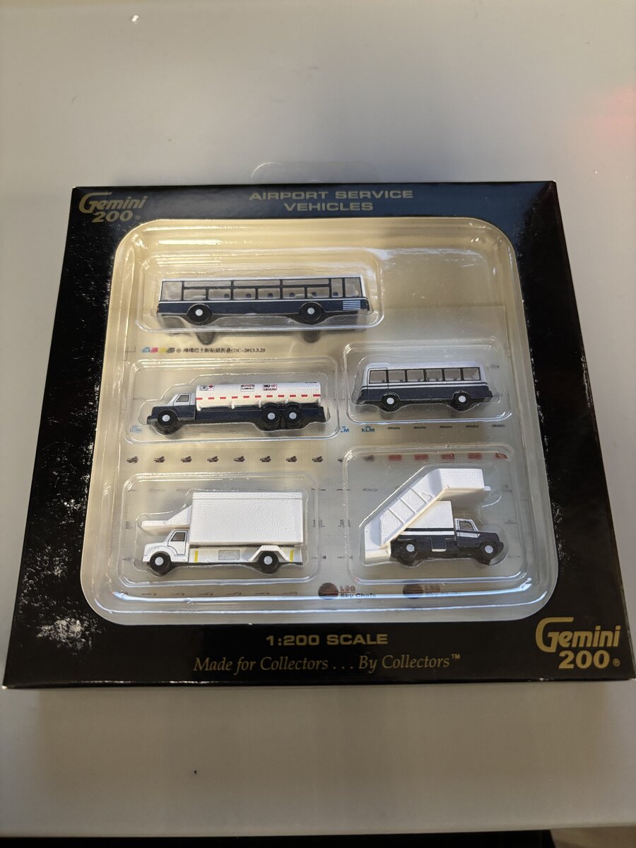 Gemini G2APS450 Airport Service Vehicles 5 Pc Set 1:200