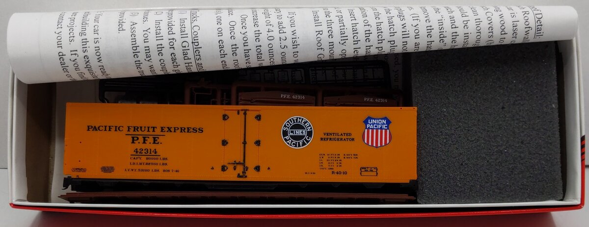 InterMountain 41702P-40 HO Pacific Fruit Express Refrigerator Car Kit (#42314)
