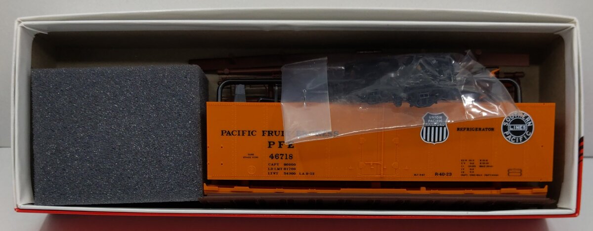 InterMountain 40532-01 HO Pacific Fruit Express Steel Sided Ice Bunker Car Kit