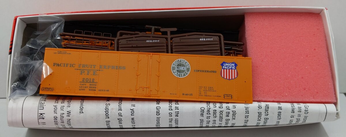 InterMountain 2012 HO Pacific Fruit Express R40-25 Reefer Double Herald Car Kit