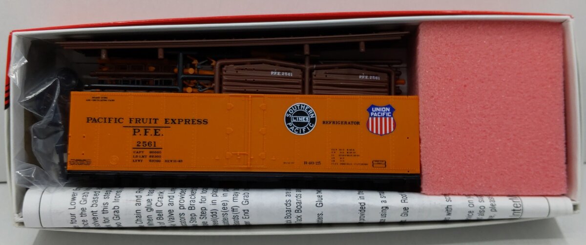 InterMountain 2561 HO Pacific Fruit Express R40-25 Reefer Double Herald Car Kit