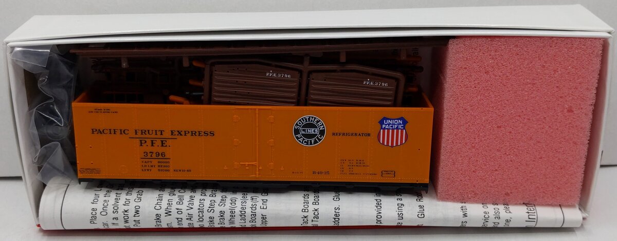 InterMountain 3796 HO Pacific Fruit Express R-40-25 Reefer Double Herald Car Kit