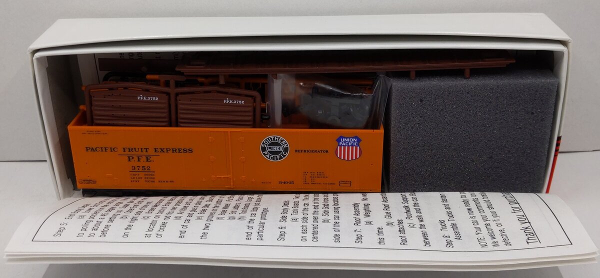 InterMountain 3752 HO Pacific Fruit Express R40-25 Reefer Double Herald Car Kit