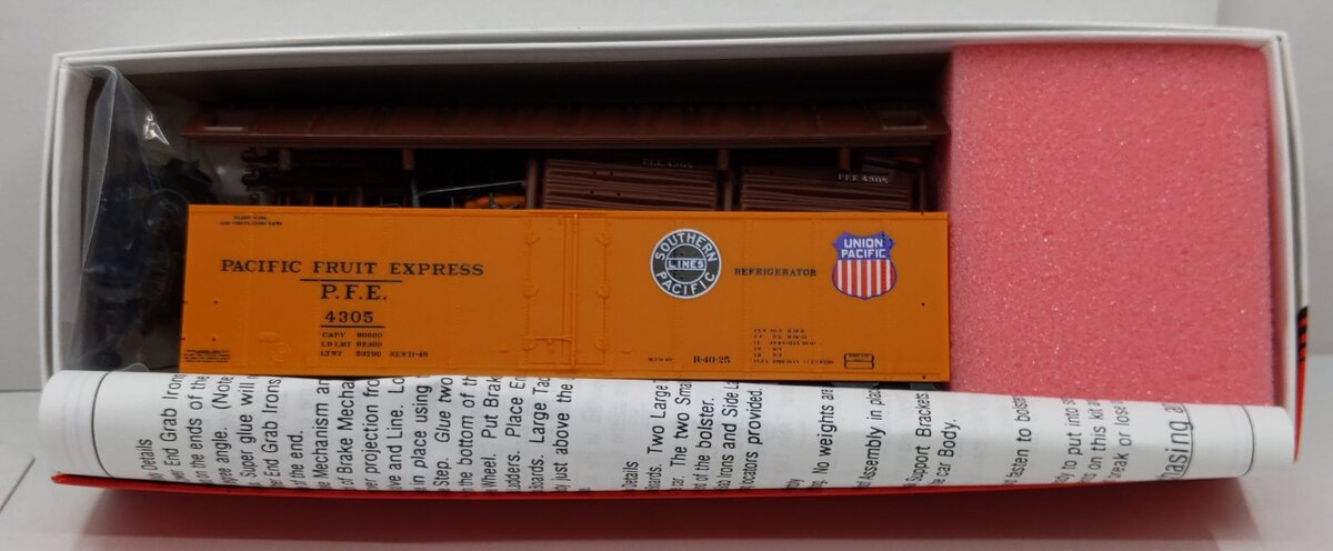 InterMountain 4305 HO Pacific Fruit Express R-40-25 Reefer Double Herald Car Kit