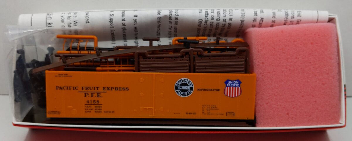InterMountain 4158 HO Pacific Fruit Express R-40-25 Reefer Double Herald Car Kit