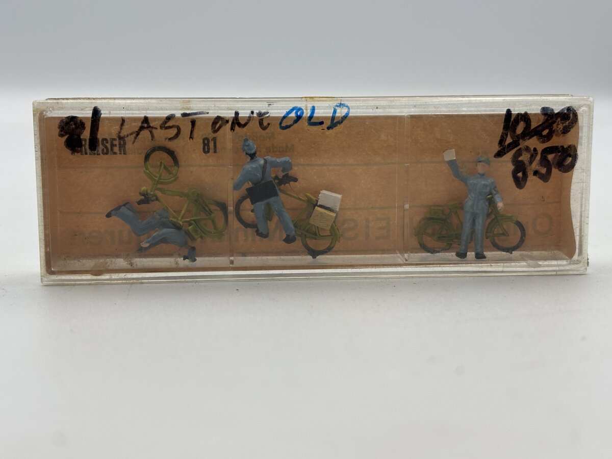 Preiser 81 HO Mailman With A Bicycle (Case of 3)