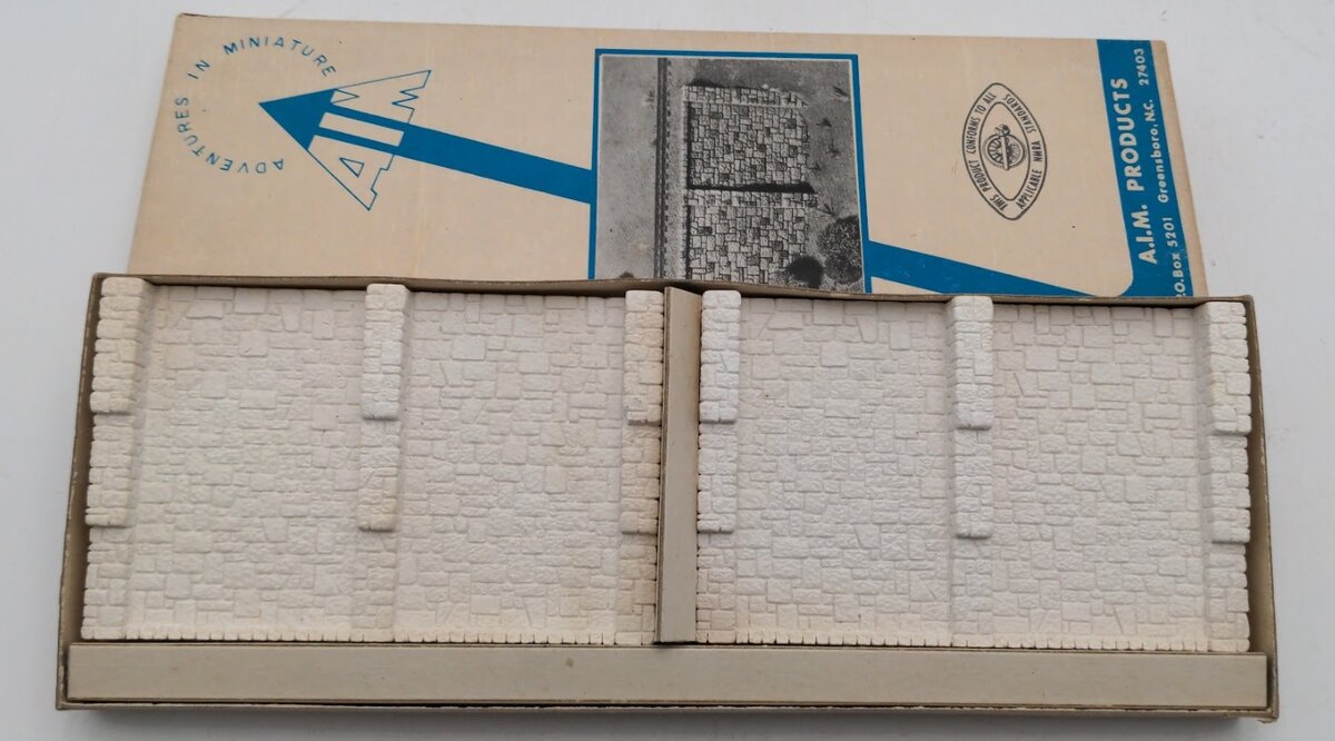 AIM 350 HO Scale Unpainted Retaining Walls Random Stone (Box of 2)