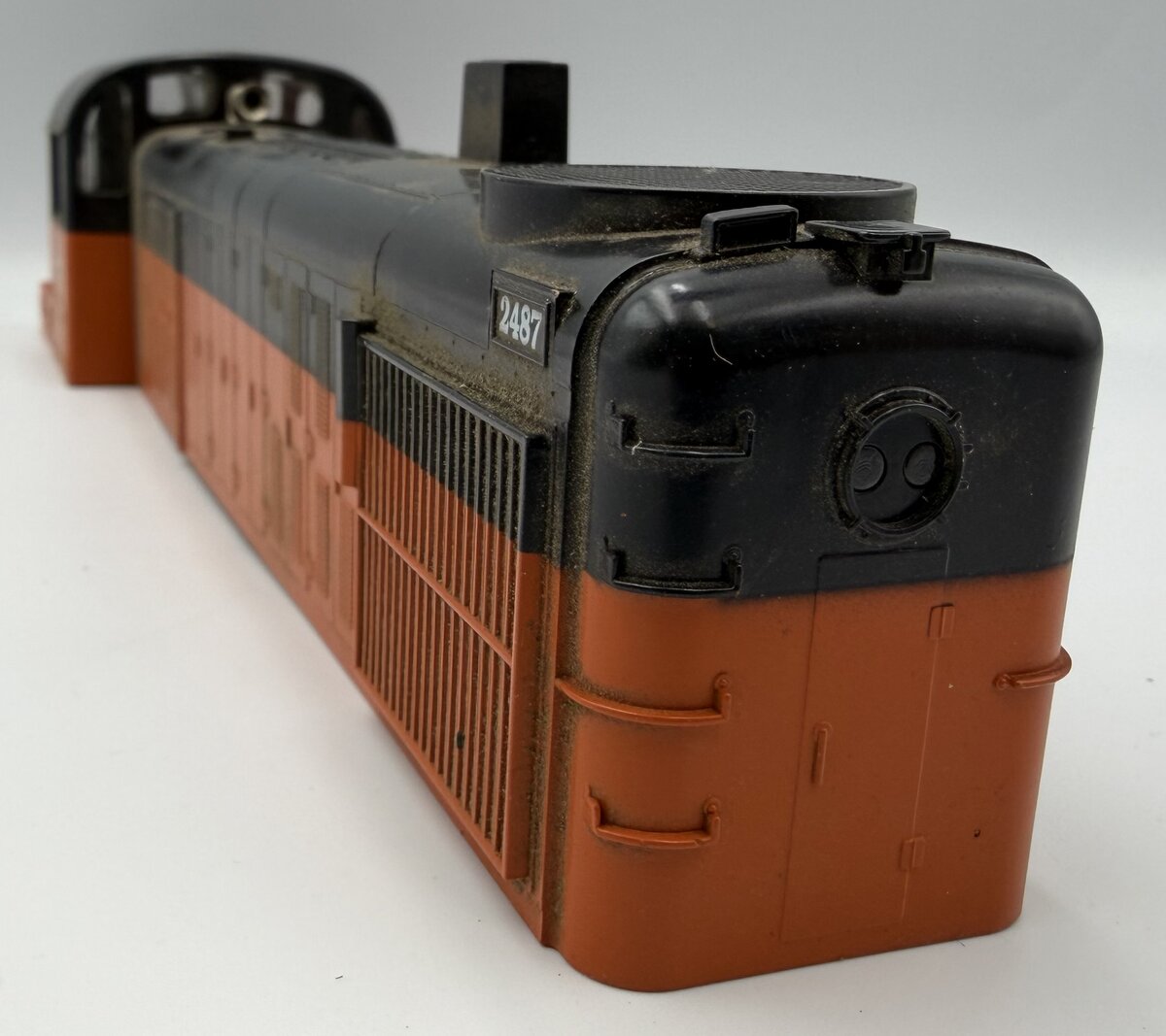 Lionel 18833 Milwaukee Road RS-3 Diesel Locomotive Shell with Trim #2487