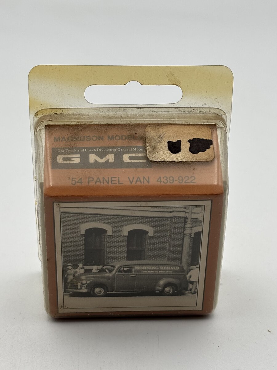 Magnuson Models 439-922 HO GMC 54' Panel Van Kit