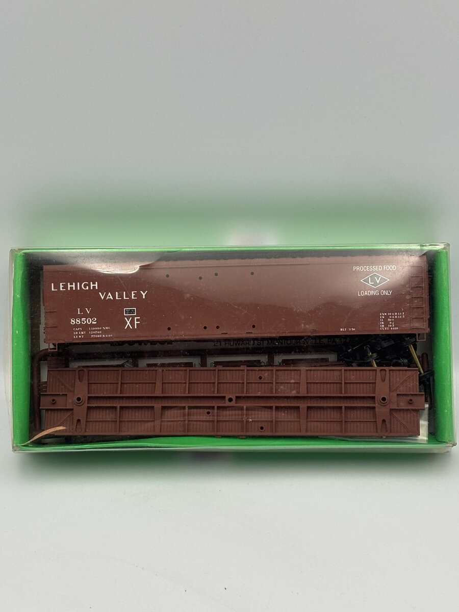 Bowser 3-1720 HO 50' Double Door Boxcar Kit Lehigh Valley