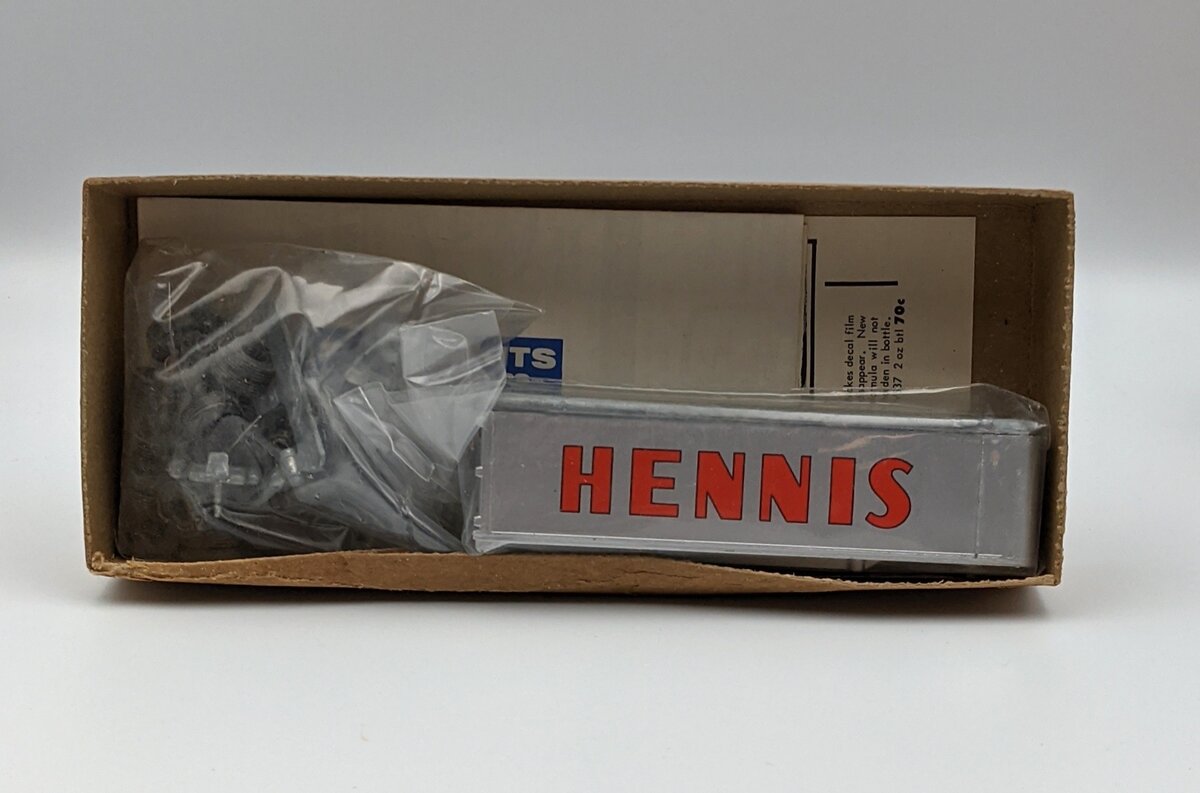 Ulrich UL524 1:87 HO Mack C.O.E. 2Axle Tractor & Hennis Van