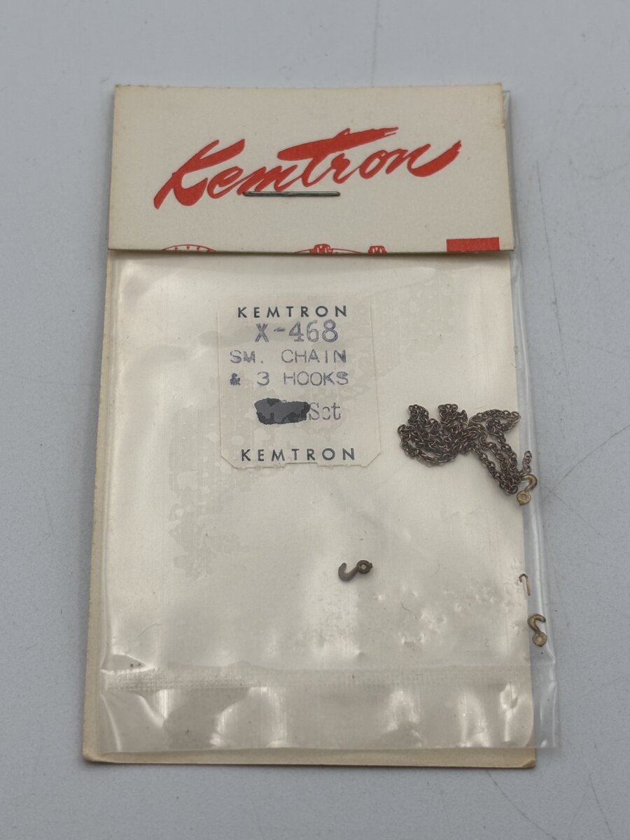 Kemtron X-468 O Scale Small Chain & 3 Hooks
