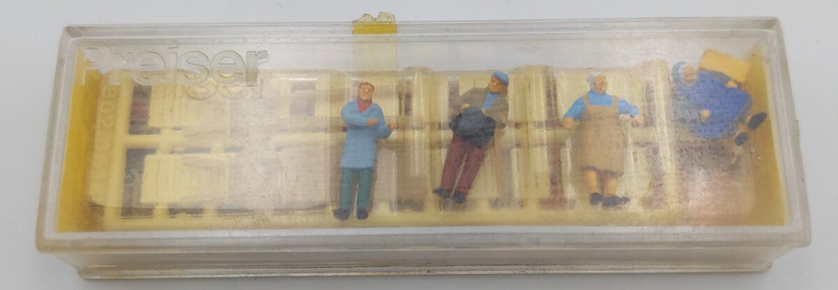Preiser 0052 HO Shop Vendors At The Market Figure Set (4 Figures w/Accessories)
