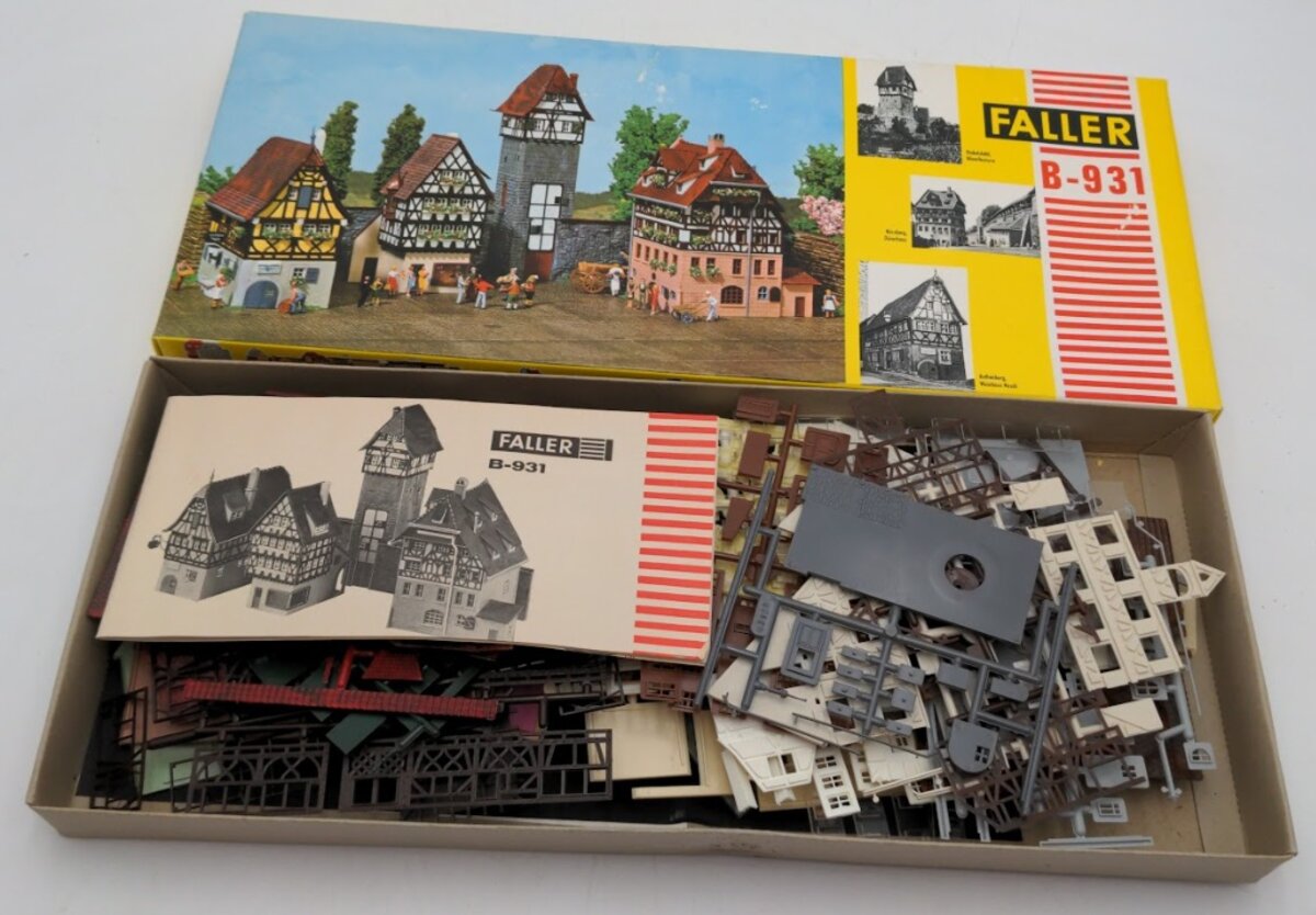 Faller B-931 HO Scale Group of Houses Boxed Complete Whit Decals Building Kit