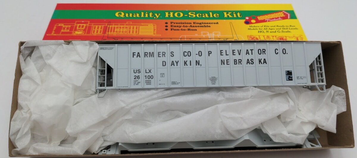 Roundhouse 07936 HO Scale Daykin Nebraska 54' 3-Bay Covered Hopper # 26100 Kit