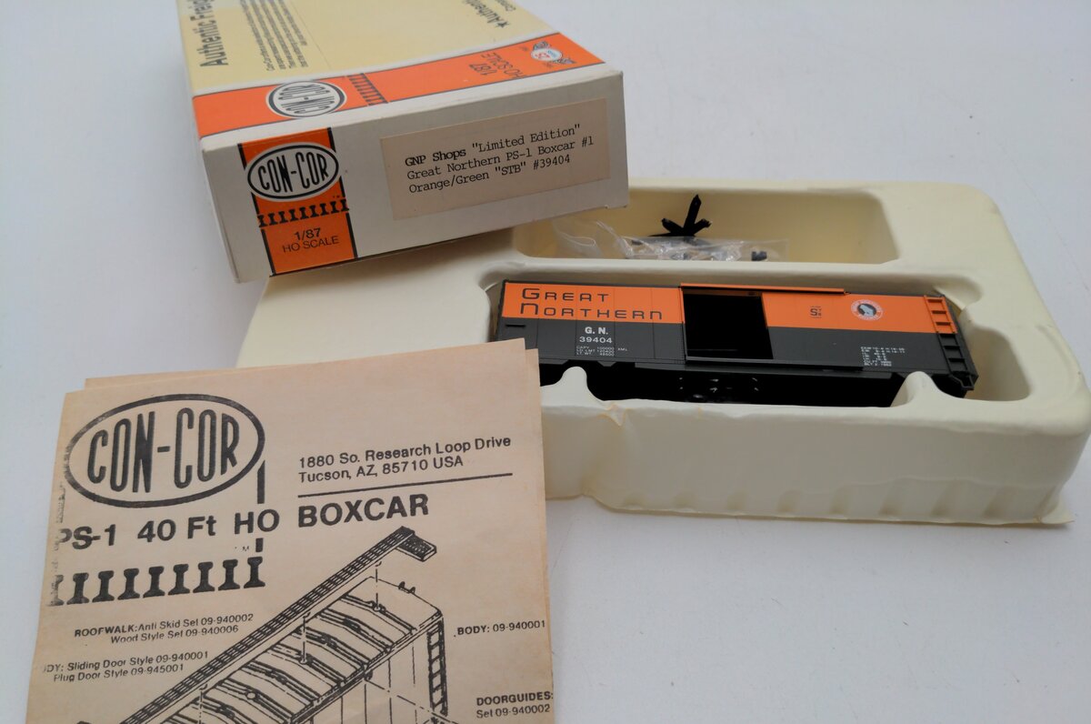 Con-Cor 39404 HO Scale Great Northern PS-1 Boxcar #1 Orange/Green "STB" Kit