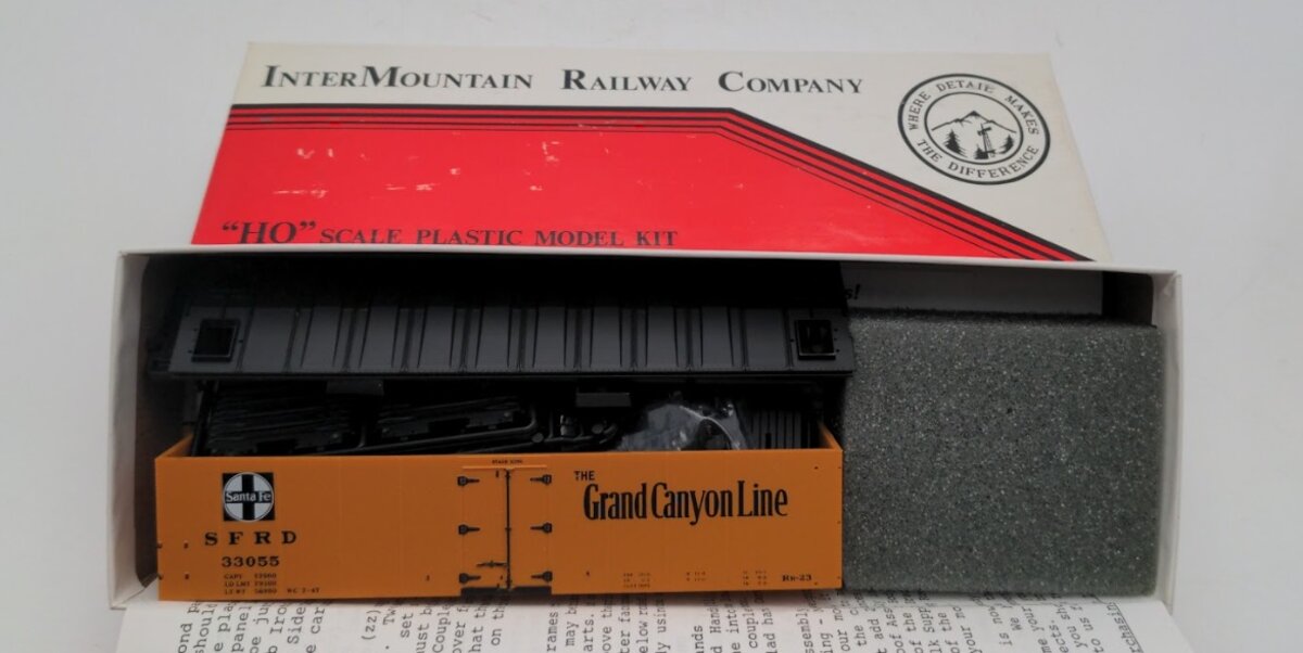 InterMountain 41108-12 HO Scale Santa Fe Reefer Grand Canyon # 33055 Kit