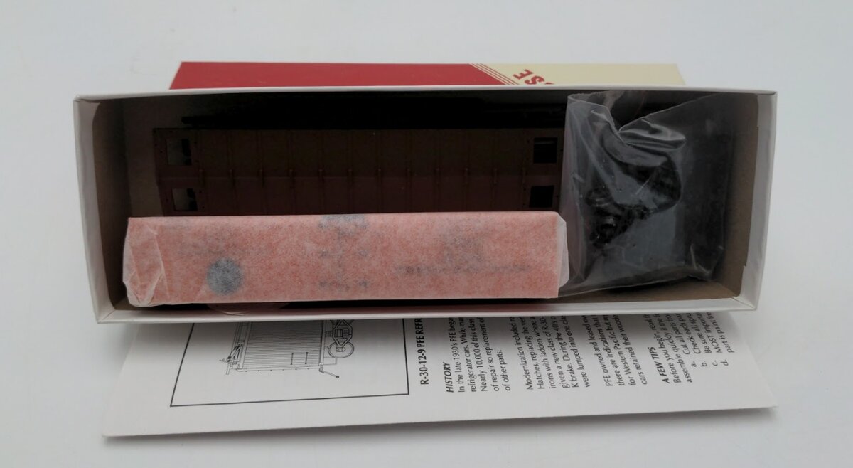 Red Caboose R-30-12-9 HO Scale Pacific Fruit Express Refrigerator Car #92847 Kit