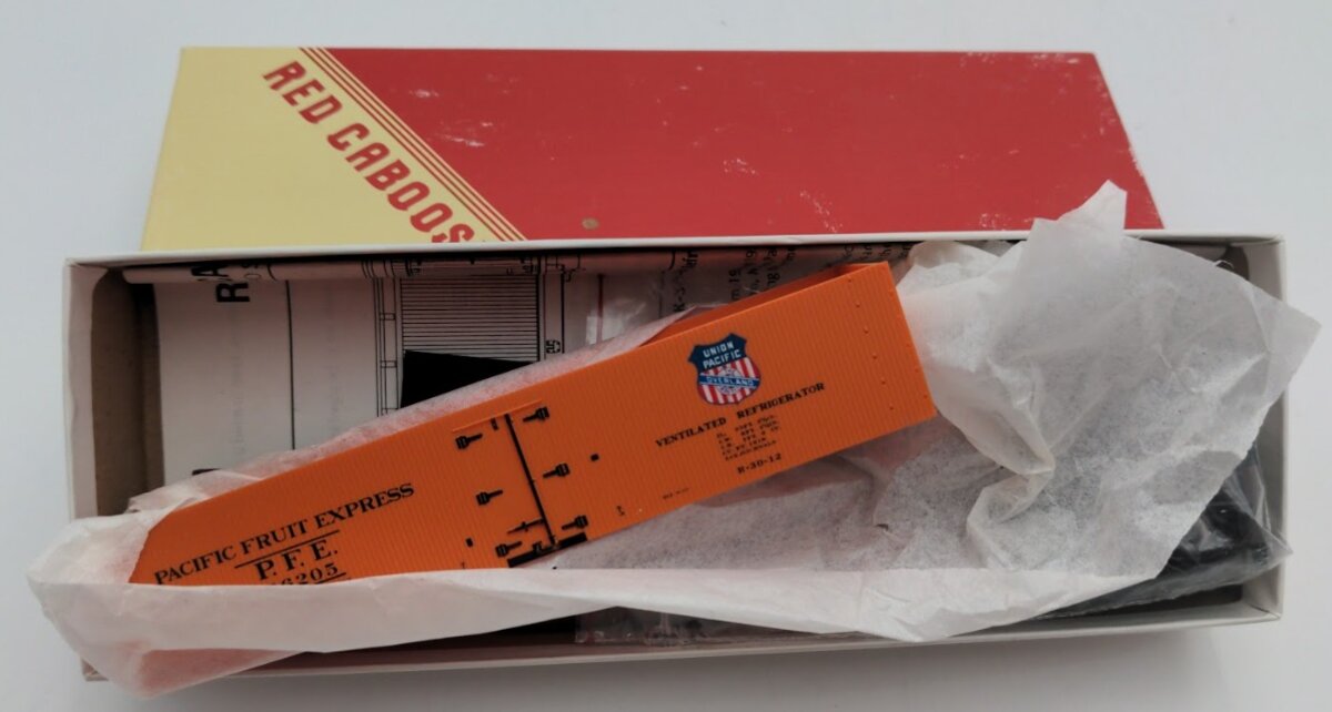 Red Caboose R-30-12 HO Scale SP/UP PFE Overland Herald Refrigerator # 26205 Kit