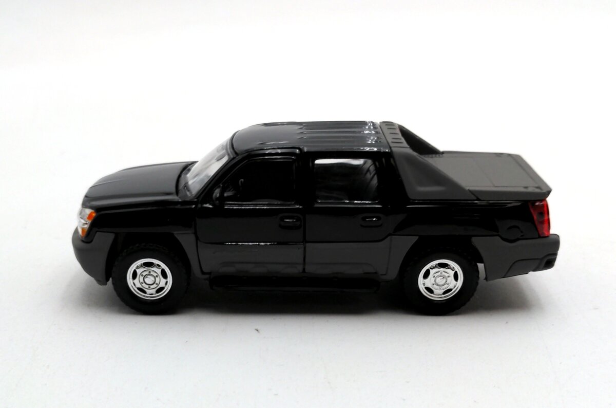 Welly Diecast 2314 1:43 Scale 2002 Chevrolet Avalanche Black