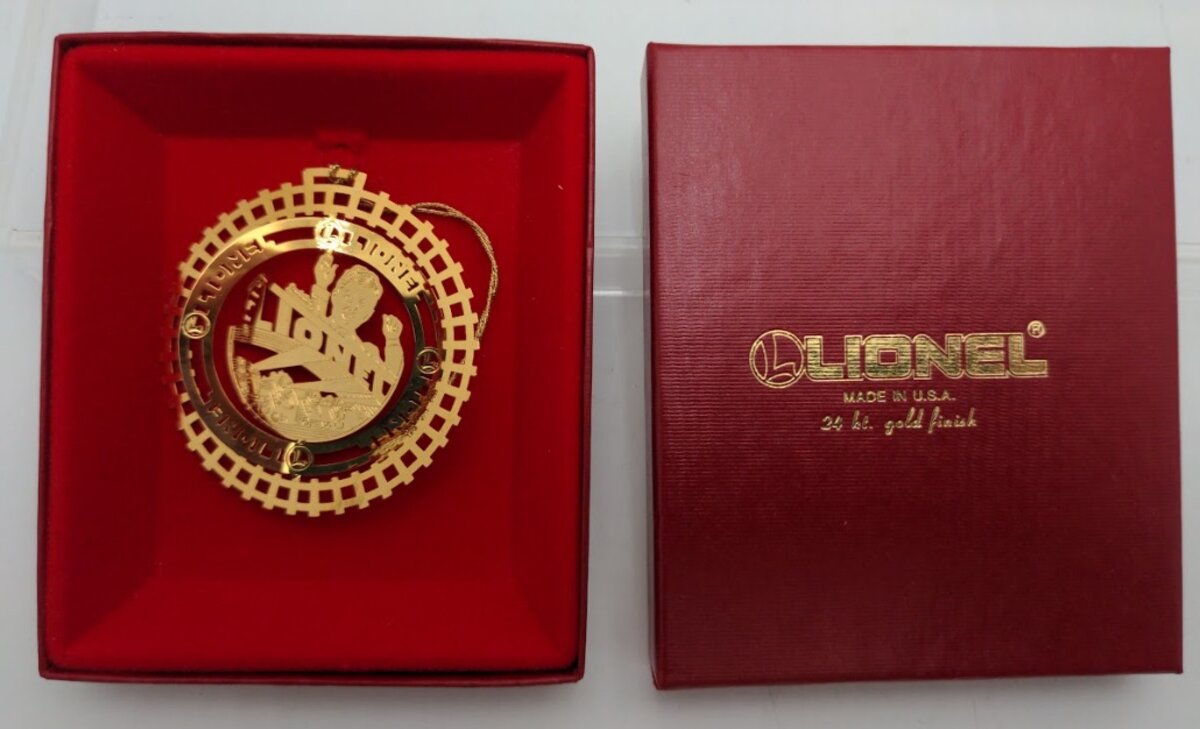 Lionel 9-65926 24 Kl Gold Plated Fine Light-Weight Circular Christmas Ornament