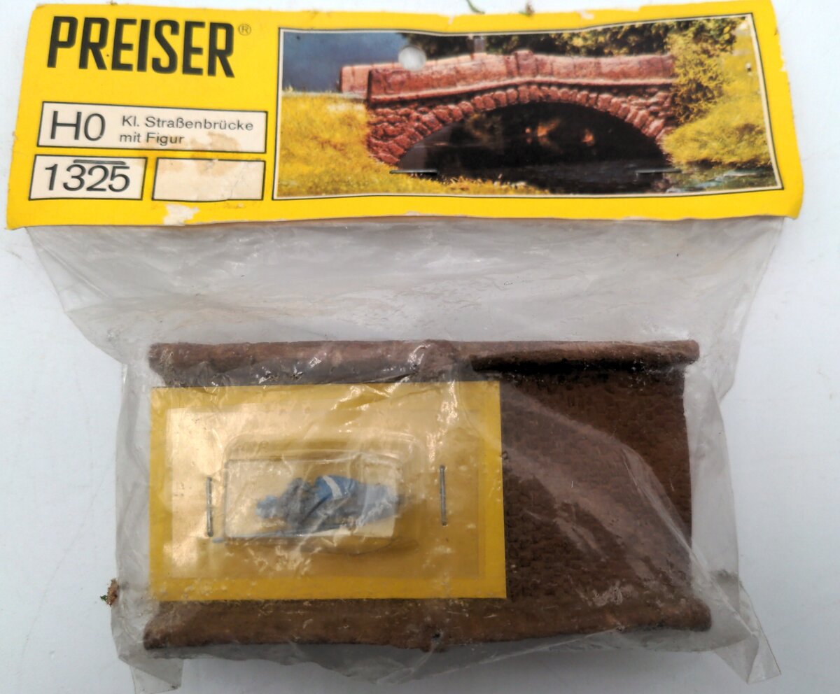 Preiser 1325 HO Stone Bridge with Medieval Figure